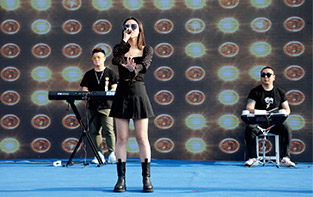 鄭州汽修學校_樂隊激情獻唱